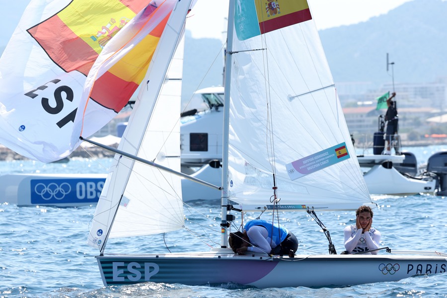 Los españoles Jordi Xammar Hernández y Nora Brugman reaccionan después de la carrera de medallas mixtas de vela en los Juegos Olímpicos de París 2024, en el puerto deportivo de Marsella, Francia.