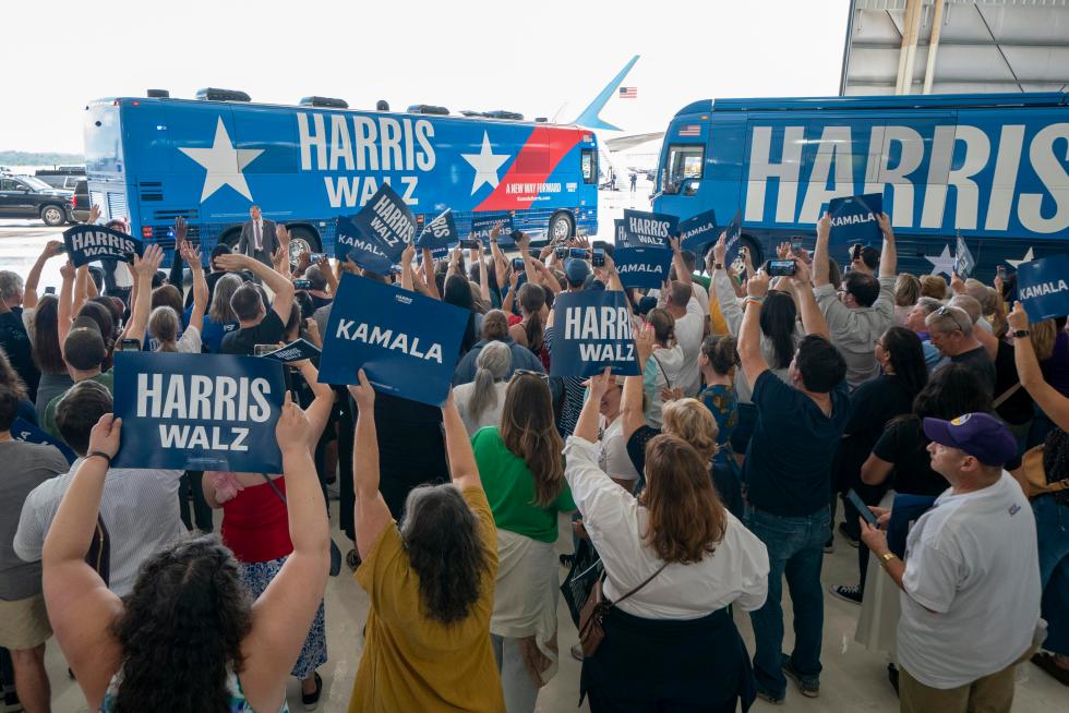 Vista de un bus de la campaña a la Presidencia de la vicepresidenta estadounidense, Kamala Harris, a su paso por Pittsburgh, Pensilvania, el 18 de agosto de 2024. EFE/Shawn Thew