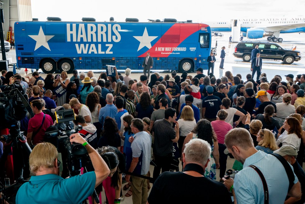 Vista de un autobús de la campaña de la vicepresidenta y candidata del Partido Demócrata a la Presidencia de EE.UU., Kamala Harris, el 18 de agosto de 2024. EFE/Shawn Thew