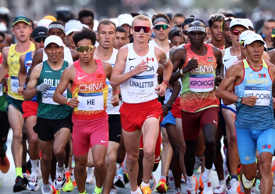 (i-d) He Jie de China, Rory Linkletter de Canadá, Eliud Kipchoge de Kenia y Ser-Od Bat-Ochir de Mongolia, en la salida de la prueba de maratón masculino de los Juegos Olímpicos de París 2024