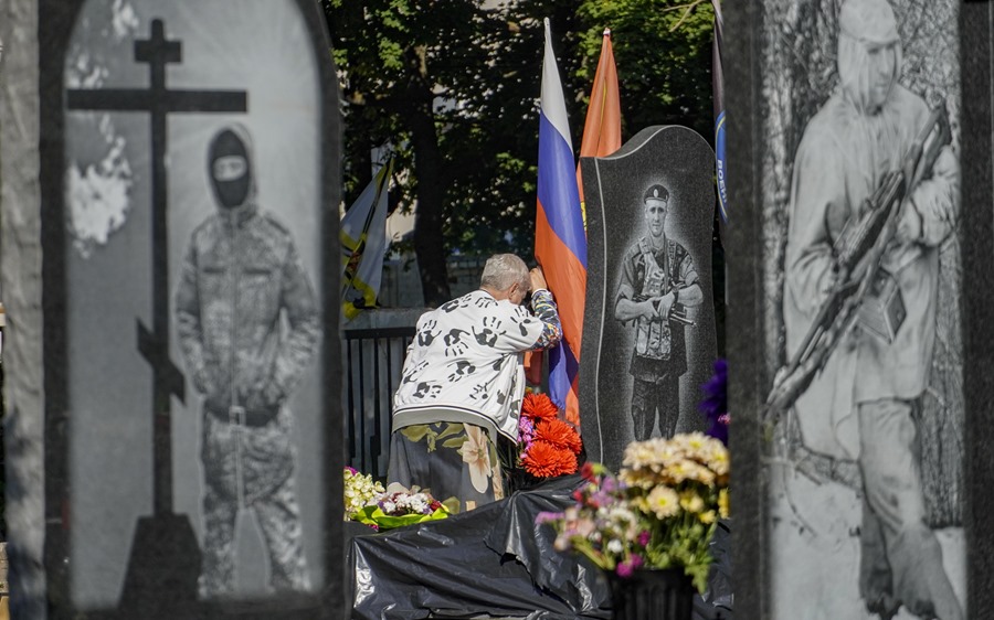 Una mujer llora junto a la tumba de un militar ruso en el cementerio central de Kursk, Rusia, el 18 de agosto de 2024. El gobernador interino de la región de Kursk, Alexey Smirnov, declaró que la situación en la región sigue siendo difícil y que las Fuerzas Armadas de Ucrania controlan actualmente 28 asentamientos en los que viven unas 2.000 personas. Según Smirnov, unas 121.000 personas han sido evacuadas hasta ahora de la región de Kursk.