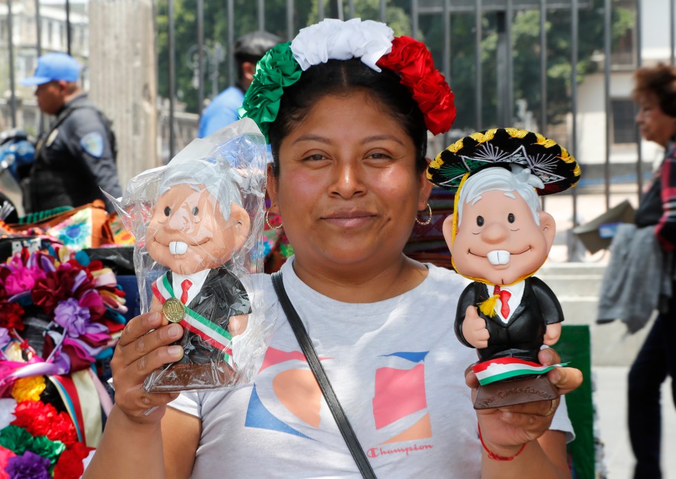 Una comerciante del centro histórico, Luz María Guzmán, vende muñecos del presidente de México Andrés Manuel López Obrador, el 30 de agosto de 2024, en el Zócalo de Ciudad de México (México). EFE/ Mario Guzmán