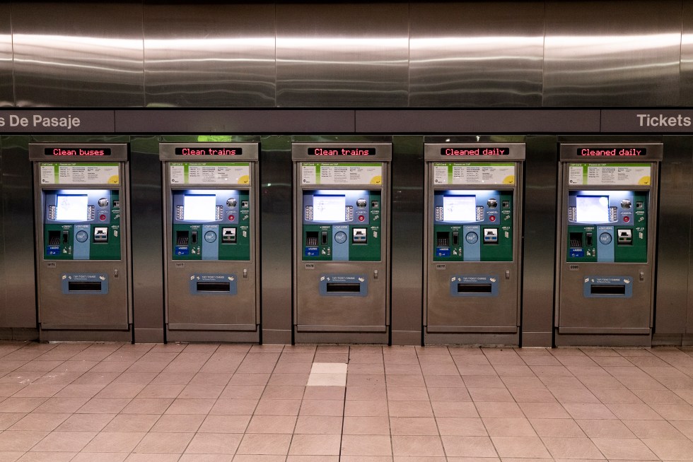 Vista de máquinas de venta de tiquetes para el Metro de Los Ángeles (Estados Unidos), en una fotografía de archivo. EFE/Etienne Laurent