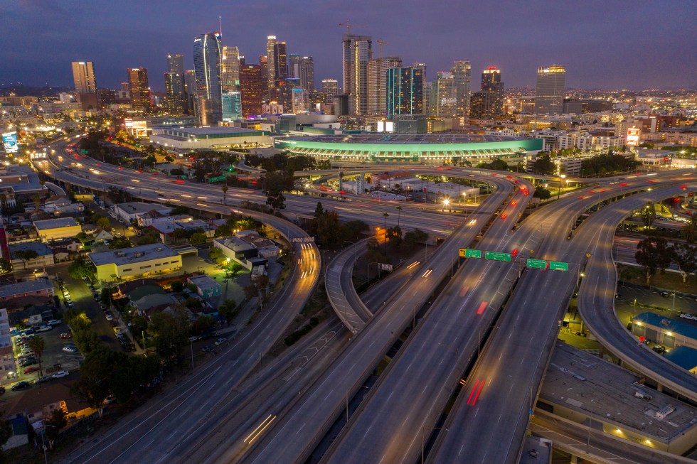 Vista aérea de una autopista de Los Ángeles (Estados Unidos), sede de los próximos Juegos Olímpicos, en una fotografía de archivo. EFE/David McNew