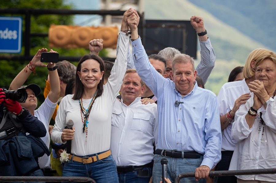 La líder opositora venezolana María Corina Machado (i) con el candidato a la presidencia de Venezuela Edmundo González, en una manifestación en Caracas