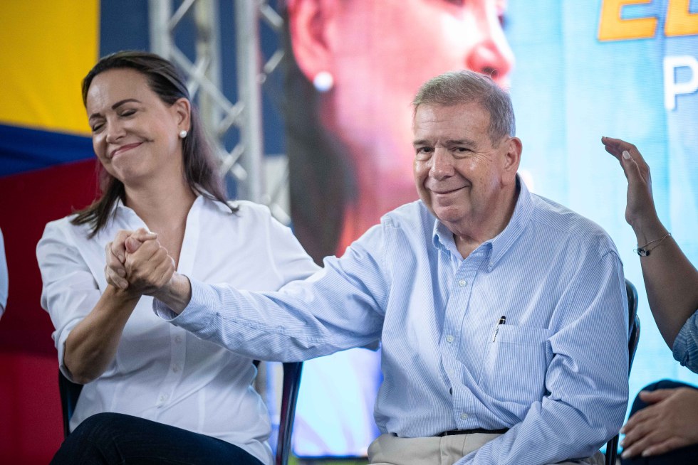 El abanderado de la oposición de Venezuela, Edmundo González Urrutia, acompañado de la líder María Corina Machado, en una fotografía de archivo. EFE/ Ronald Peña