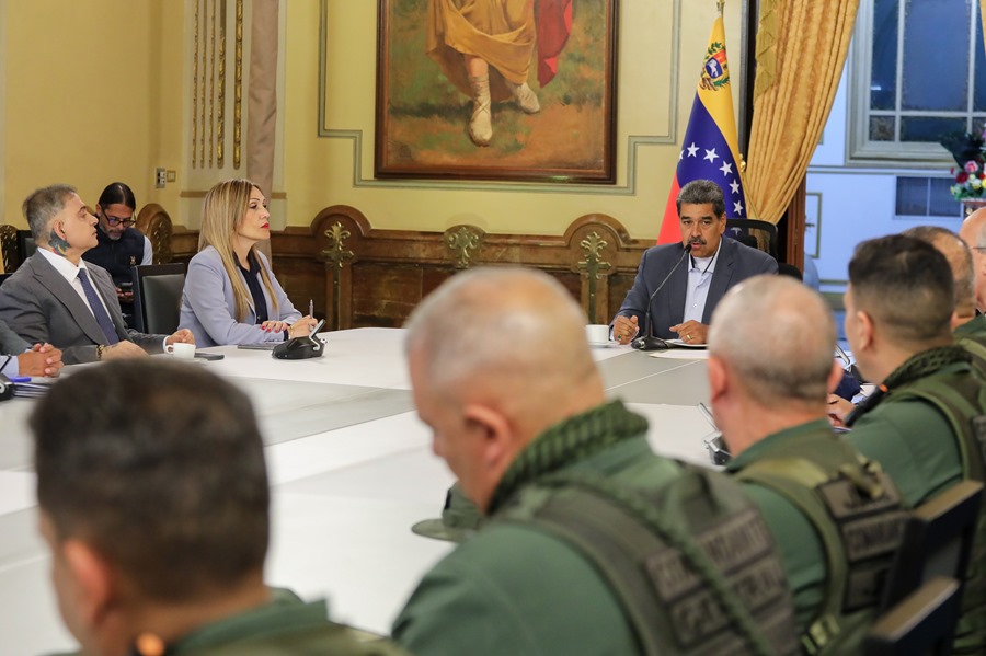 Fotografía cedida por Prensa Miraflores del presidente de Venezuela, Nicolás Maduro (d), durante una reunión con las altas autoridades de las instituciones del Estado en Caracas