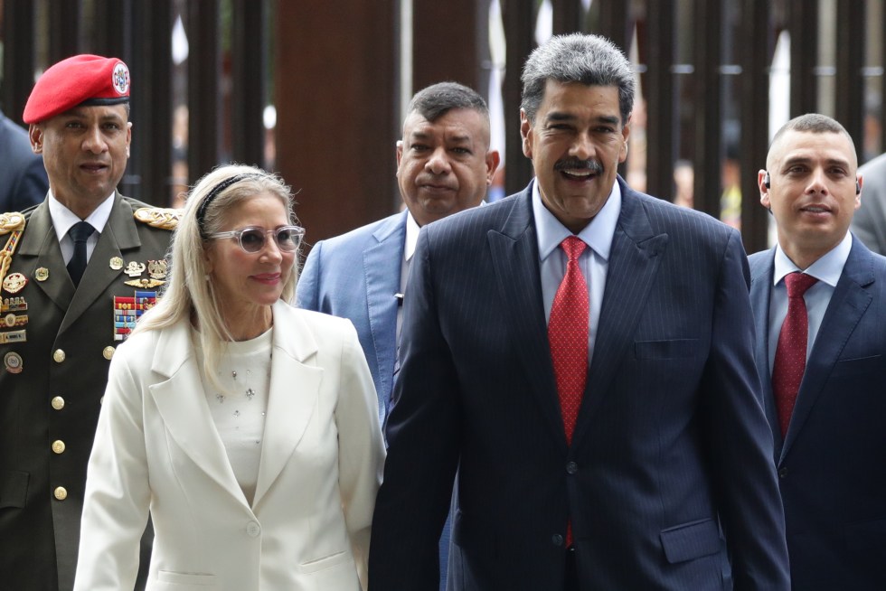 El presidente de Venezuela, Nicolás Maduro (d), y la primera dama, Cilia Flores, llegan al Tribunal Supremo de Justicia (TSJ) este miércoles, en Caracas (Venezuela). EFE/ Ronald Peña R.