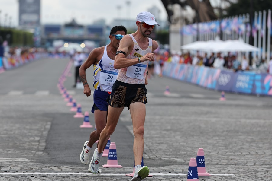 El atleta español Álvaro Martín (c), adelanta al ecuatoriano Brian Daniel Pintado (i), para ponerse líder en el maratón mixto de marcha.