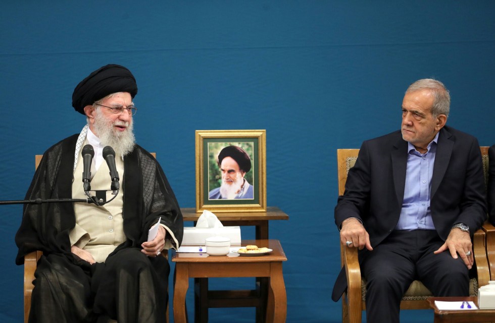 Fotografía cedida el 27 de agosto de 2024 por la oficina del líder supremo de Irán, Ali Jameneí (i), en la que se le ve reunido con el presidente de Irán, Masud Pezeshkian (d), en Teherán. EFE/Oficina del líder supremo de Irán