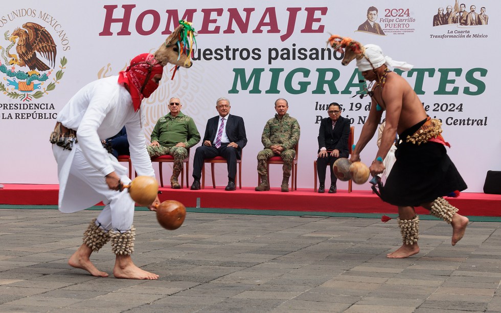 Fotografía cedida por la Presidencia de México del presidente Andrés Manuel López Obrador (2-i), en un acto de homenaje a los migrantes mexicanos este lunes, en el Palacio Nacional de la Ciudad de México (México). EFE/Presidencia de México