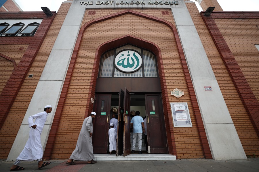 Varias personas en la entrada de la East London Mosque, en Londres.