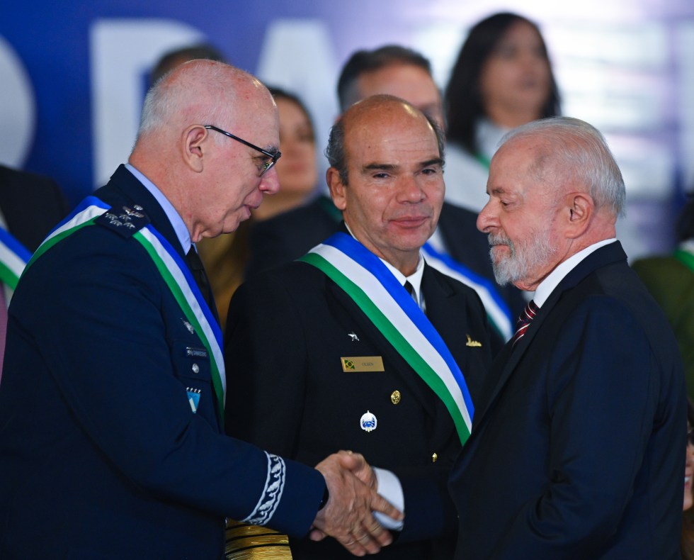 El presidente de Brasil, Luiz Inácio Lula da Silva (d), saluda al comandante de la Fuerza Aérea, Marcelo Damasceno (i), y al comandante de la Armada, Marcos Sampaio Olsen (c), durante la ceremonia de conmemoración de los 25 años del Ministerio de Defensa, este miércoles en el Club del Ejército, en Brasilia (Brasil). EFE/ André Borges