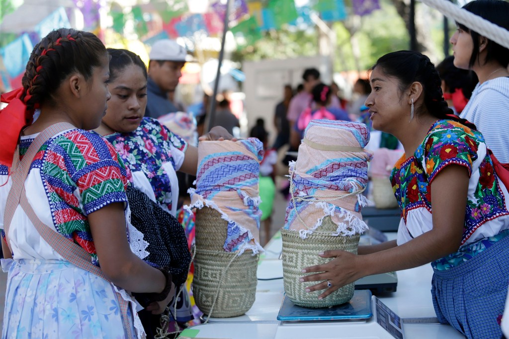 Mujeres participan en la 'Carrera de la Tortilla' en Puebla para honrar la tradición - mujeres-participan-en-la-carrera-de-la-tortilla-en-puebla-para-honrar-la-tradicion-3-1024x683