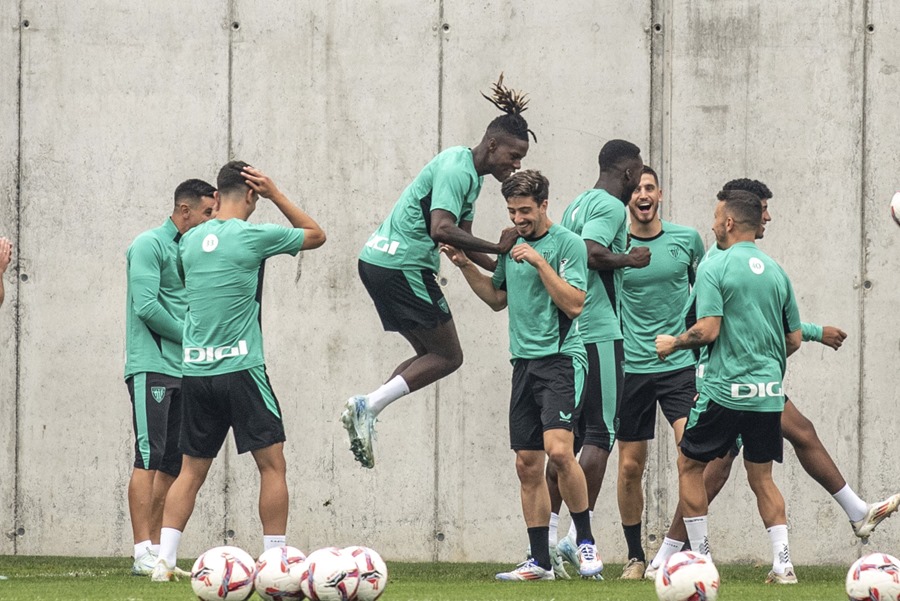 El jugador del Athletic Club, Nico Williams (3i), durante el entrenamiento de este lunes, con el que el Athletic prepara el inicio de liga ante el Getafe en el estadio de San Mamés de Bilbao.