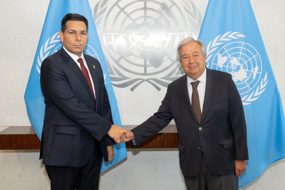 Fotografía cedida por la ONU de su secretario general, António Guterres (d), mientras estrecha la mano del nuevo embajador de Israel, Danny Danon (i), tras recibir sus credenciales este lunes en la sede del organismo internacional en Nueva York (EE.UU.). EFE/Eskinder Debebe/ONU