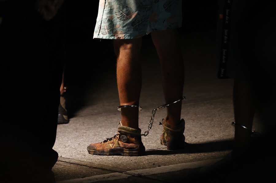 Fotografía de un migrante esposado luego de ser deportado de los Estados Unidos, en el aeropuerto Marcos A. Gelabert en Ciudad de Panamá (Panamá).