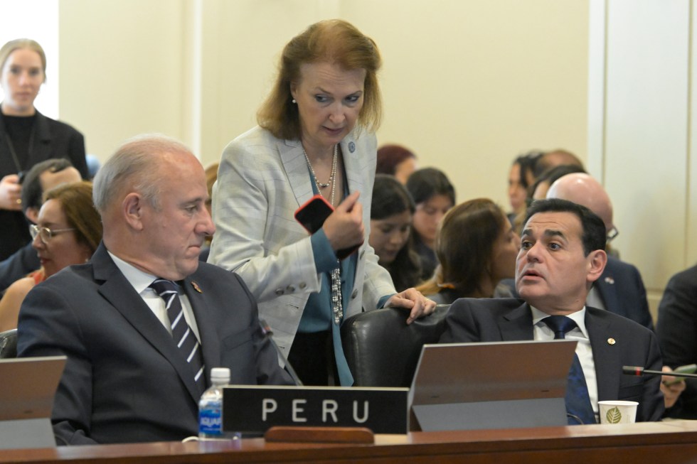 La canciller de Argentina, Diana Mondino; el canciller de Paraguay, Rubén Ramírez Lescano (d), y el canciller de Perú, Javier Gonzalez Olaechea (i), participan en una sesión extraordinaria de la Organización de Estados Americanos, el 31 de julio de 2024 en Washington (Estados Unidos). EFE/ Lenin Nolly