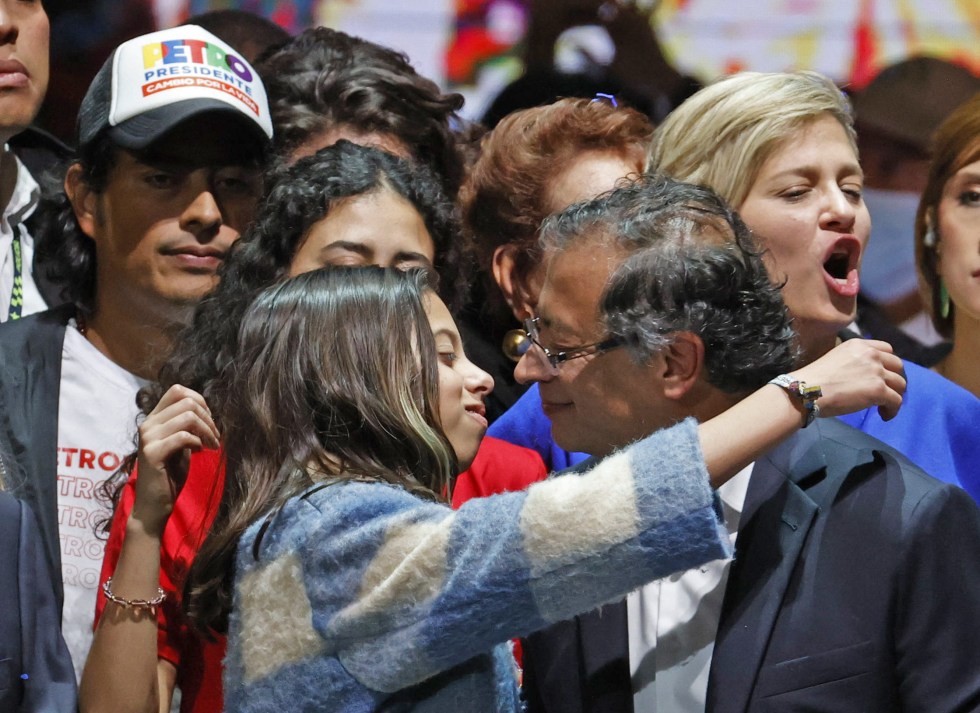 El presidente de Colombia, Gustavo Petro, abraza a su hija Antonella, en una fotografía de archivo. EFE/Mauricio Dueñas Castañeda