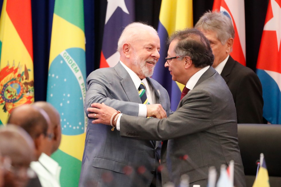 El presidente de Brasil, Luiz Inácio Lula da Silva (i), saluda a su homólogo de Colombia, Gustavo Petro, en una fotografía de archivo. EFE/ Bienvenido Velasco