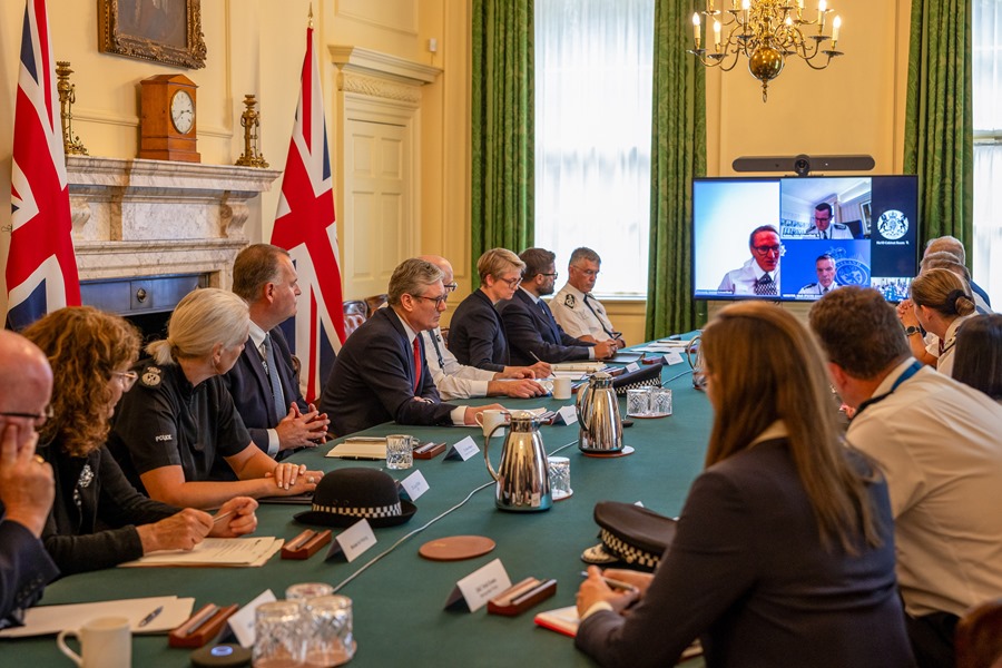 El primer ministro británico, Keir Starmer (c), en una de las reuniones que ha mantenido con altos dirigentes policiales en Downing Street, Londres