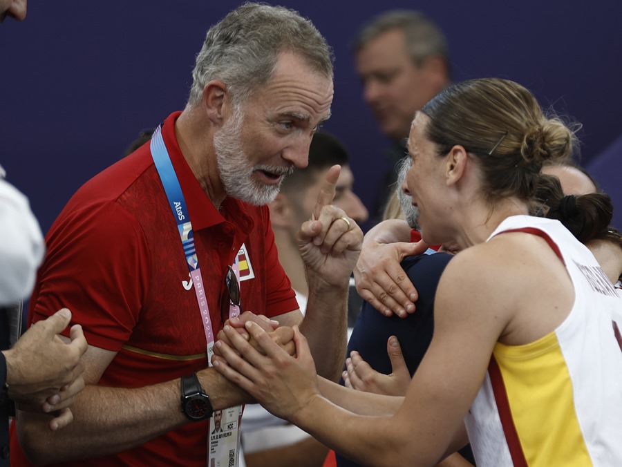 El rey Felipe VI felicita a la jugadora Sandra Ygueradive tras vencer a EEUU en baloncesto 3x3 en los Juegos Olímpicos.