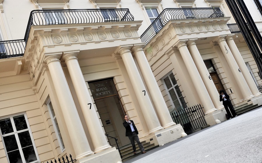 Un hombre sale de la sede de la Royal Society en Londres, Reino Unido.