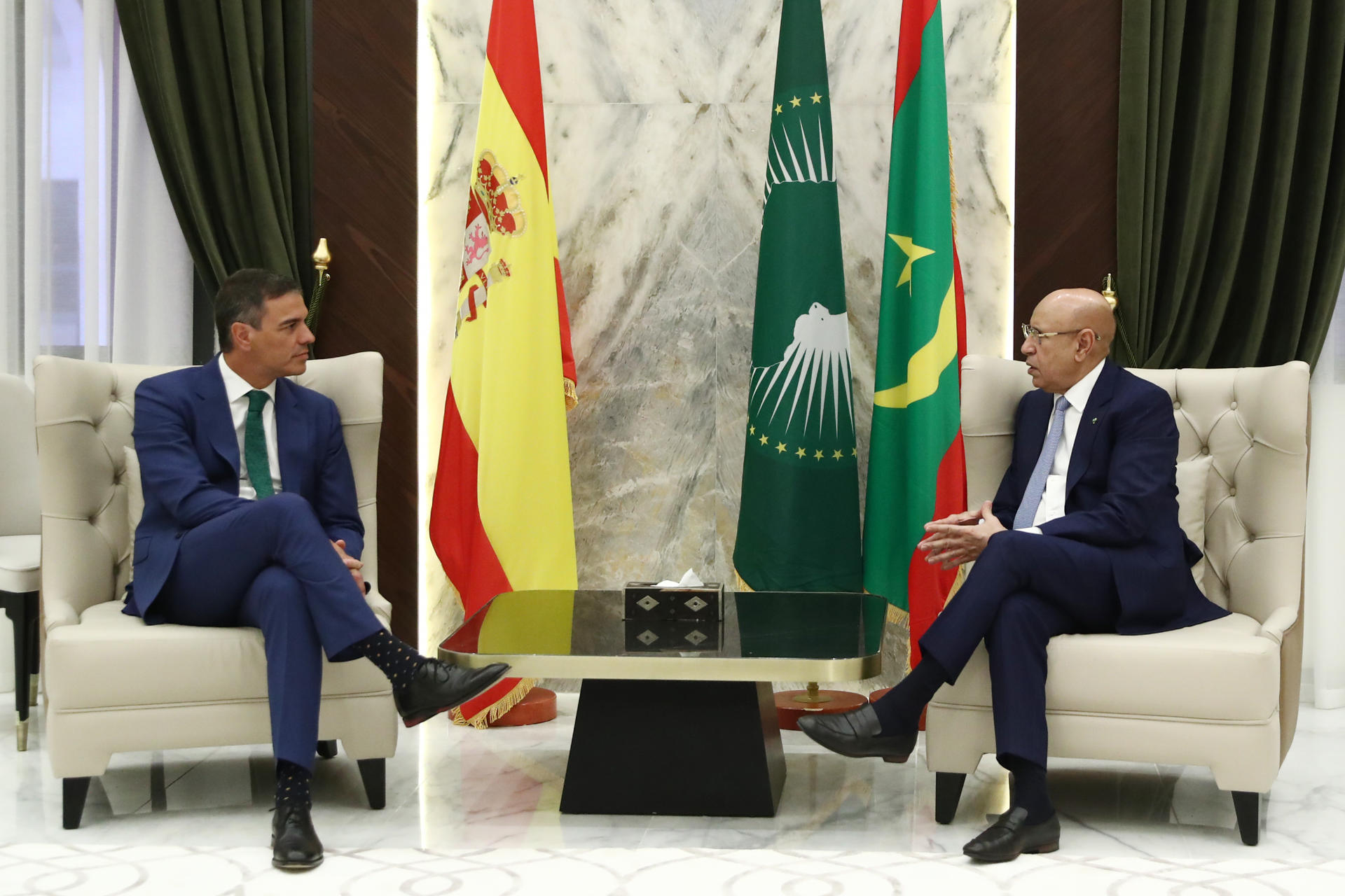 El presidente del Gobierno, Pedro Sánchez, se ha reunido con el presidente de la República Islámica de Mauritania, Mohamed Cheikh El Ghazouani, en el Palacio Presidencial, en la primera etapa de su gira africana, que incluye también Gambia y Senegal, para reforzar la cooperación migratoria en un momento de especial presión, con un goteo de cayucos procedentes de estos países que llegan a las costas canarias. EFE/Moncloa/Fernando Calvo -SOLO USO EDITORIAL/SOLO DISPONIBLE PARA ILUSTRAR LA NOTICIA QUE ACOMPAÑA (CRÉDITO OBLIGATORIO)-