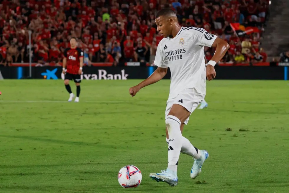 El delantero francés del Real Madrid Kylian Mbappé durante el partido de LaLiga entre el RCD Mallorca y el Real Madrid en el estadio de Son Moix, en Palma.