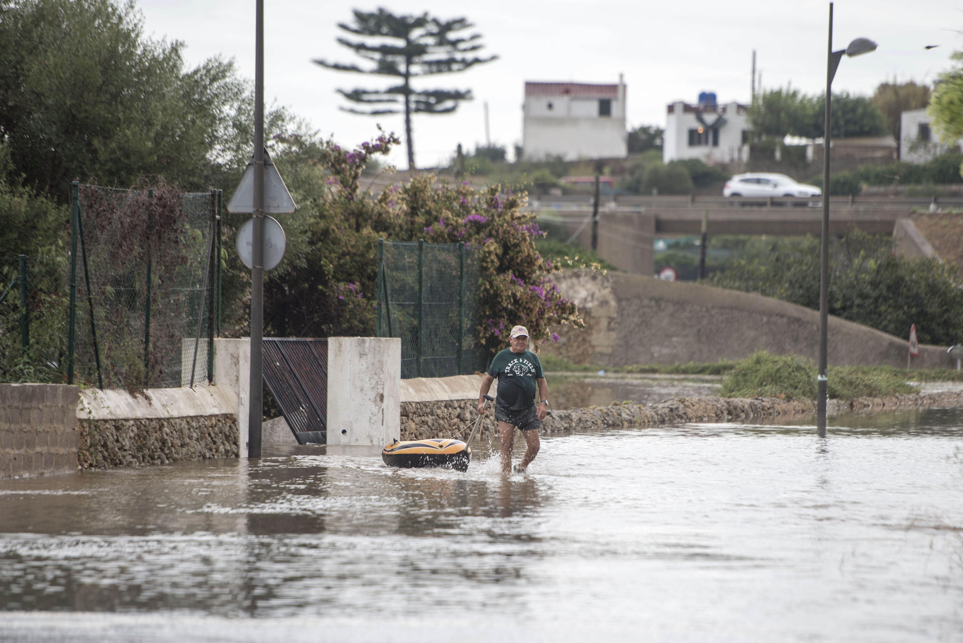 ALAIOR (MENORCA), 15/08/2024.- Un hombre atraviesa una zona inundada a causa del reciente paso de una dana, este jueves en Alaior, Menorca. EFE/ David Arquimbau Sintes