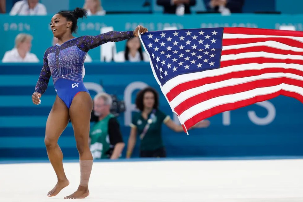 La estadounidense Simone Biles tras lograr el oro en la final de Concurso Completo Femenino de Gimnasia Artística, en los Juegos Olímpicos de París 2024.