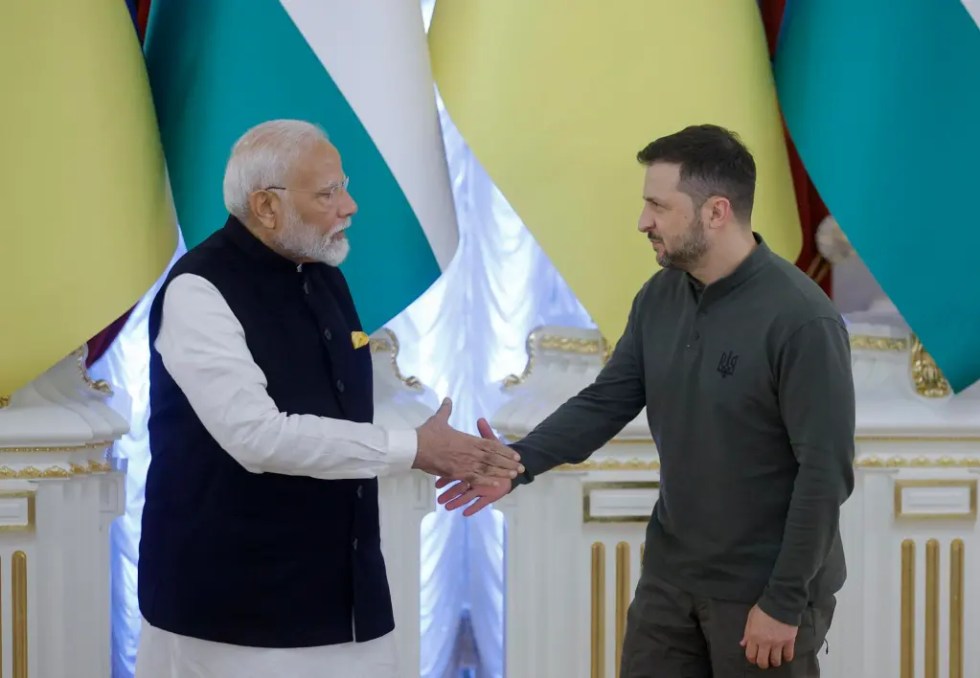 El presidente ucraniano, Volodymyr Zelensky (d), y el primer ministro indio, Narendra Modi (i), se estrechan la mano durante su reunión en Kiev, Ucrania.