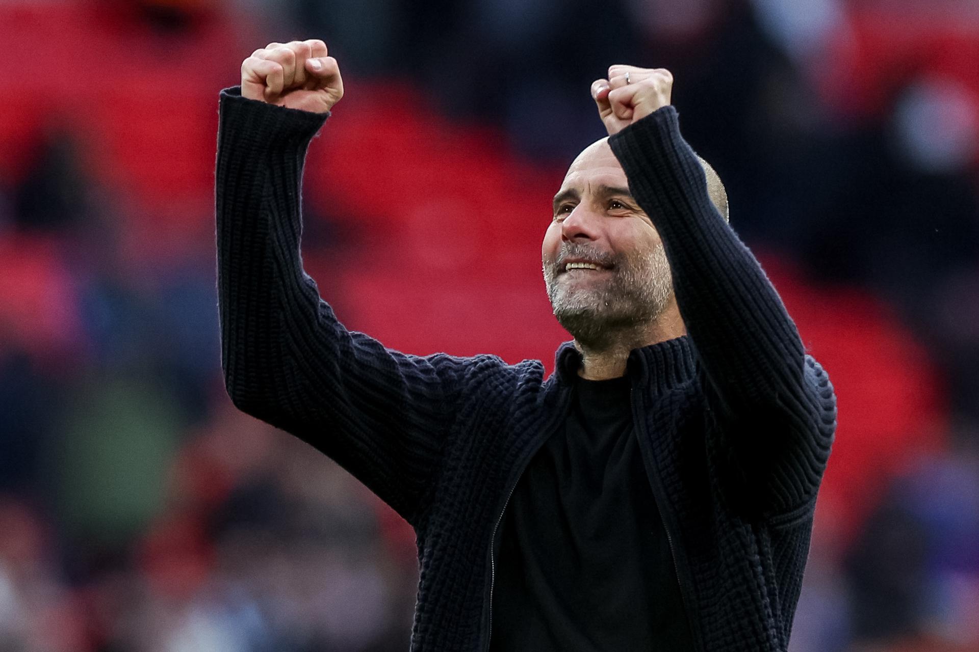 Londres (Reino Unido), 20/04/2024.- El entrenador del Manchester City, Pep Guardiola, celebra la victoria en el partido de semifinales de la Copa FA del Manchester City contra el Chelsea FC, en Londres, Gran Bretaña, el 20 de abril de 2024. (Reino Unido, Londres) SÓLO PARA USO EDITORIAL DE EFE/EPA/NEIL HALL. No se permite su uso con audio, vídeo, datos, listas de partidos, logotipos de clubes/ligas, servicios "en vivo" o NFT no autorizados. El uso en línea durante el partido está limitado a 120 imágenes, sin emulación de video. No se utiliza en apuestas, juegos ni publicaciones de clubes/ligas/jugadores individuales.