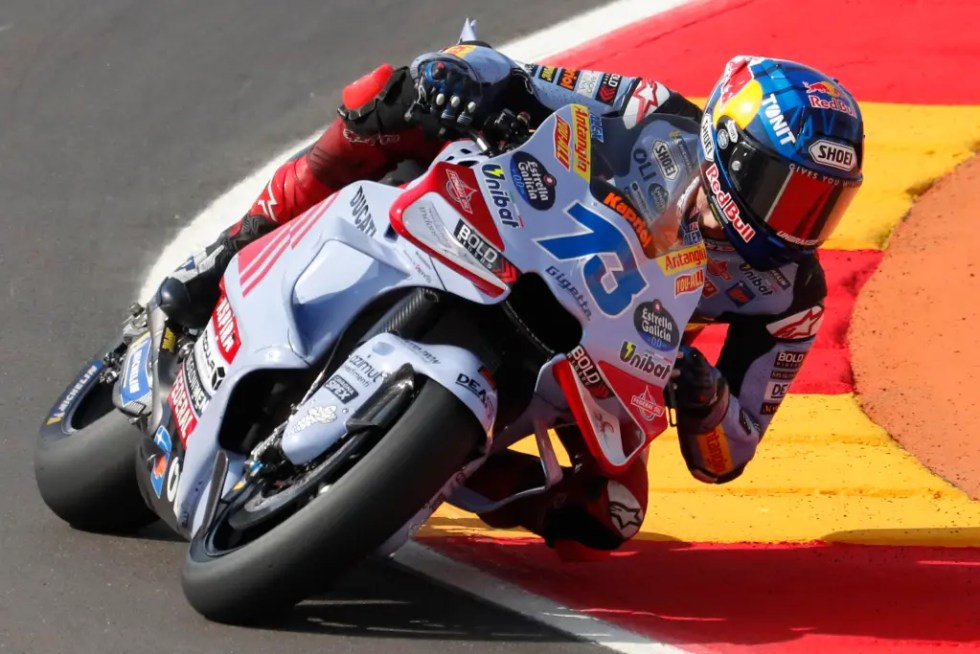 El piloto de MotoGP del equipo Gresini Racing MotoGP Álex Márquez durante los entrenamientos libres del Gran Premio de Aragón, en el circuito MotorLand de Alcañiz (Teruel).