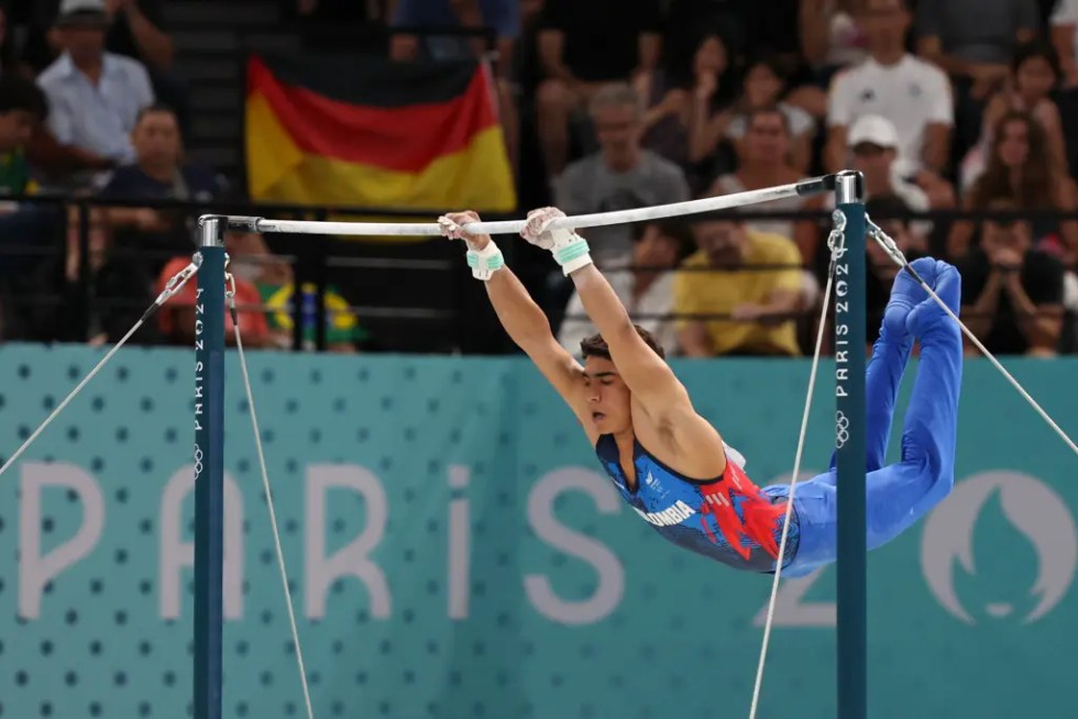 El gimnasta colombiano Ángel Barajas ejecuta su ejercicio de la final masculina de barra fija de gimnasia artística de los Juegos Olímpicos de París 2024, en el pabellón Bercy Arena, en París.