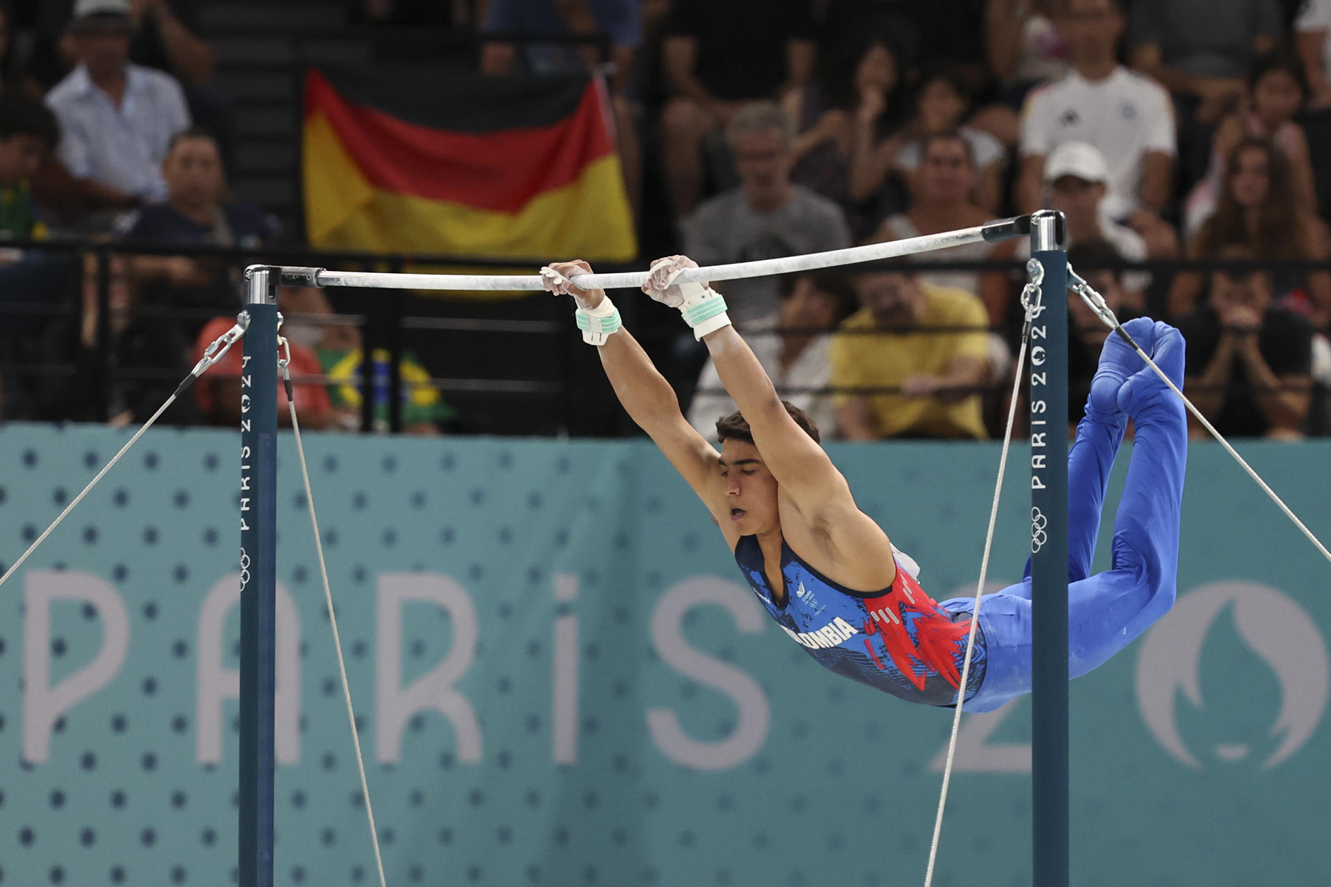 PARÍS, 05/08/2024.- El gimnasta colombiano Ángel Barajas ejecuta su ejercicio de la final masculina de barra fija de gimnasia artística de los Juegos Olímpicos de París 2024, en el pabellón Bercy Arena, este lunes, en París. EFE/ Miguel Gutiérrez