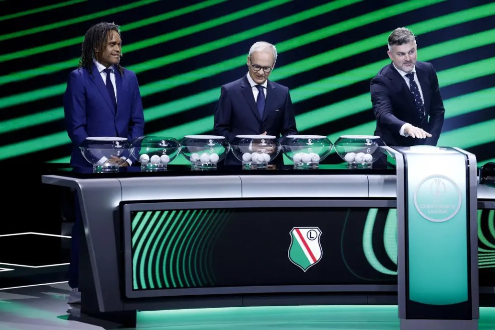 (i-d) El exjugador francés Christian Karembeu, el secretario general adjunto de la UEFA Giorgio Marchetti y el exjugador polaco Michael Zewlakow participan en el sorteo de la fase de liga de la UEFA Europa Conference League 2024/25, en Mónaco.