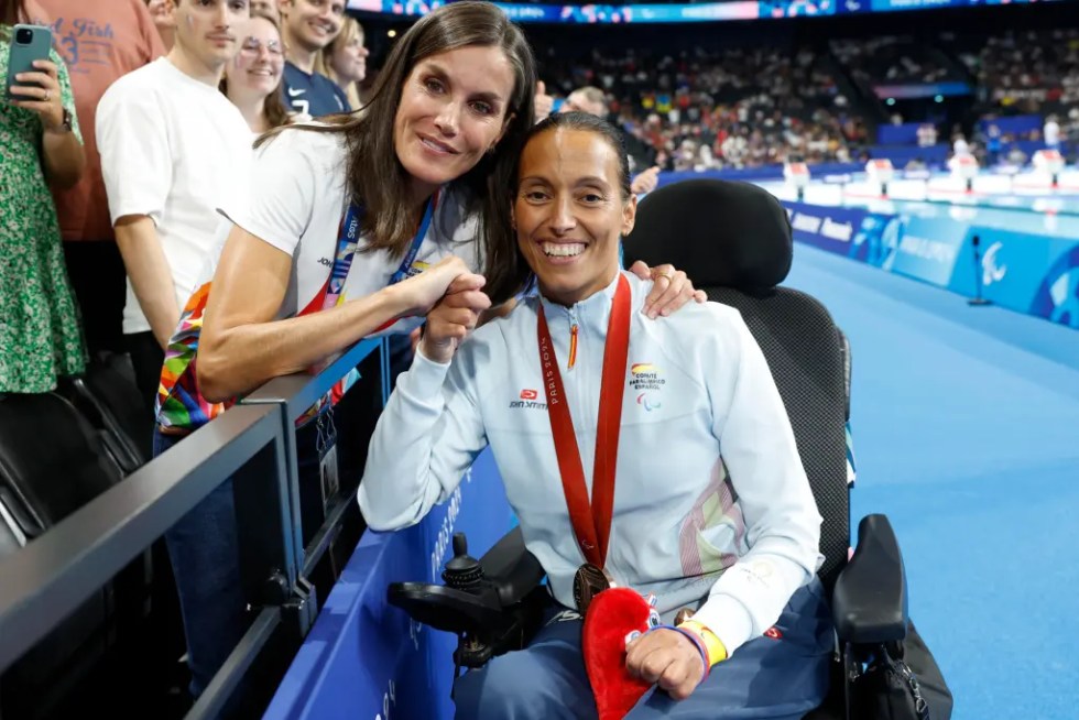 La reina Letizia (i) felicita a la nadadora Teresa Perales por su medalla de bronce en los 50 metros espalda S2 Femenino de los Juegos Paralímpicos París 2024.