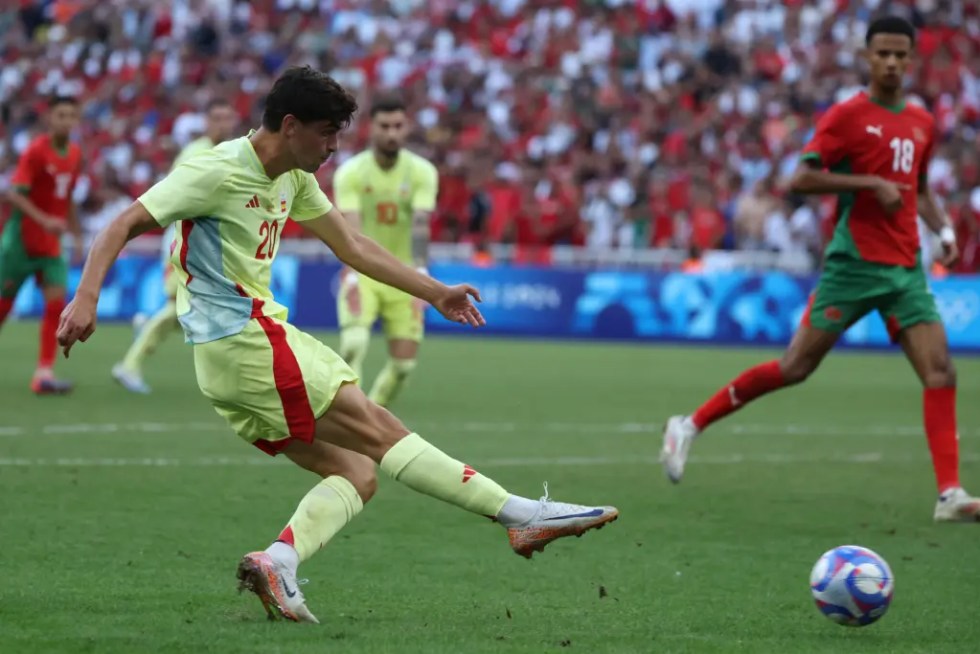 Juanlu marca el 1-2 ante Marruecos durante el partido de semifinales de fútbol masculino de los Juegos Olímpicos de París 2024.