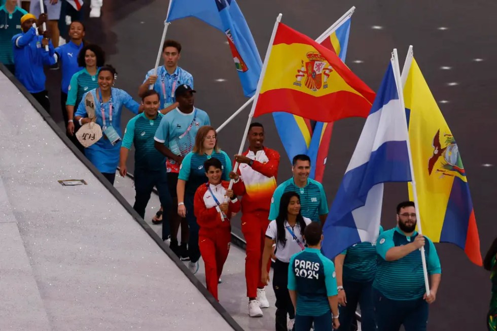 Los abanderados españoles María Pérez y Jordán Díaz durante la ceremonia de clausura de los Juegos Olímpicos de París 2024, en el estadio Stade de France en Saint Denis, Francia