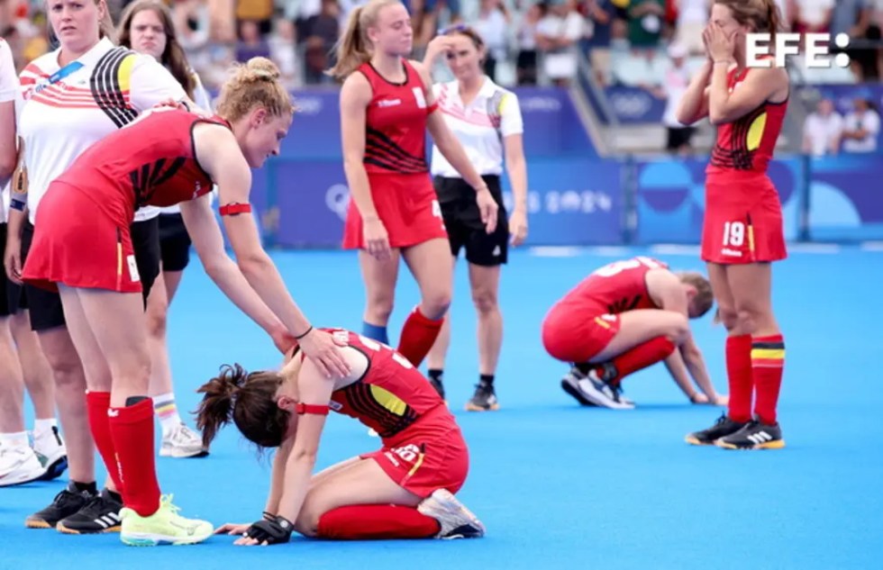 Los jugadores belgas reaccionan tras perder en el partido por la medalla de bronce entre Argentina y Bélgica de los Juegos Olímpicos de París 2024, en el Yves-du-Manoir Estadio de Colombes, Francia.