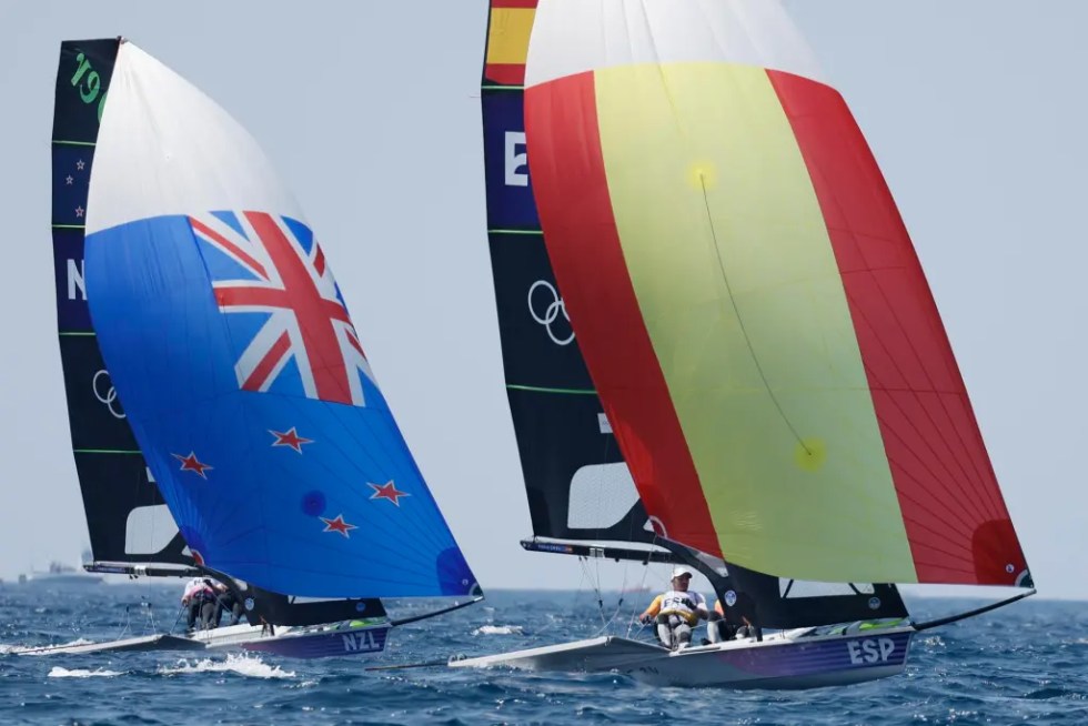 Los españoles Diego Botin (i) y Florian Trittel compiten en la carrera de medallas de la clase 49erFX de vela en los Juegos Olímpicos de París 2024