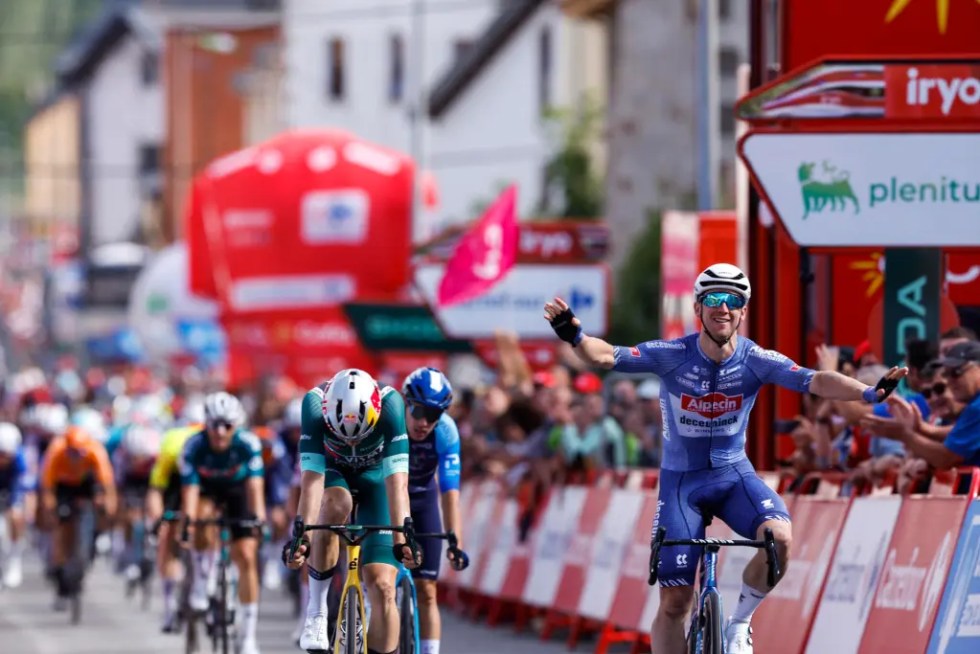 El ciclista australiano del equipo Alpecin-Deceuninck Kaden Groves celebra su victoria en la decimocuarta etapa de la Vuelta ciclista a España.