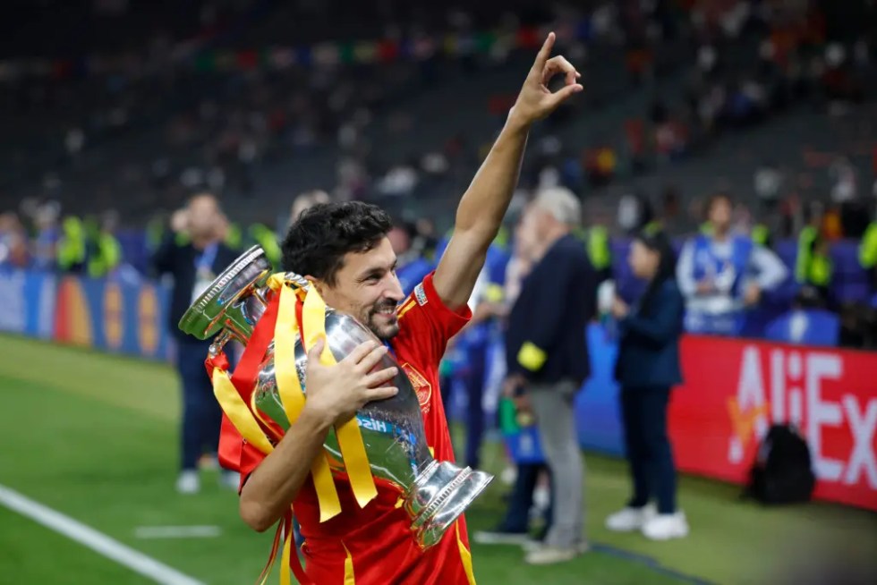 BERLÍN, 14/07/2024.- El jugador de la selección española Jesús Navas, primer jugador español que gana cuatro títulos con la selección, con el trofeo junto a sus compañeros durante la celebración de la victoria de la Eurocopa, tras vencer a Inglaterra en el partido de la final disputado este domingo en el Estadio Olímpico de Berlín. EFE/Alberto Estévez