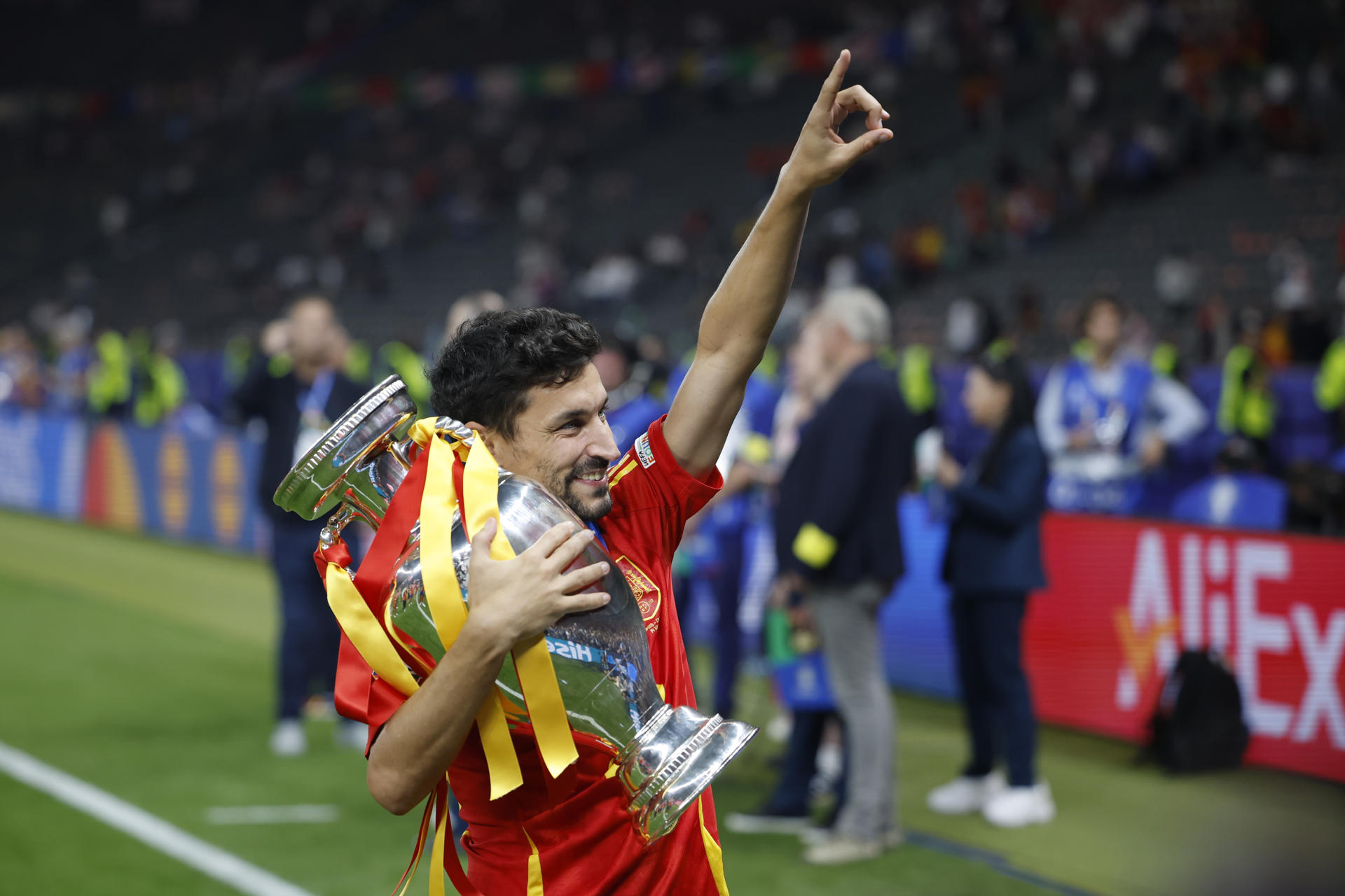 BERLÍN, 14/07/2024.- El jugador de la selección española Jesús Navas, primer jugador español que gana cuatro títulos con la selección, con el trofeo junto a sus compañeros durante la celebración de la victoria de la Eurocopa, tras vencer a Inglaterra en el partido de la final disputado este domingo en el Estadio Olímpico de Berlín. EFE/Alberto Estévez