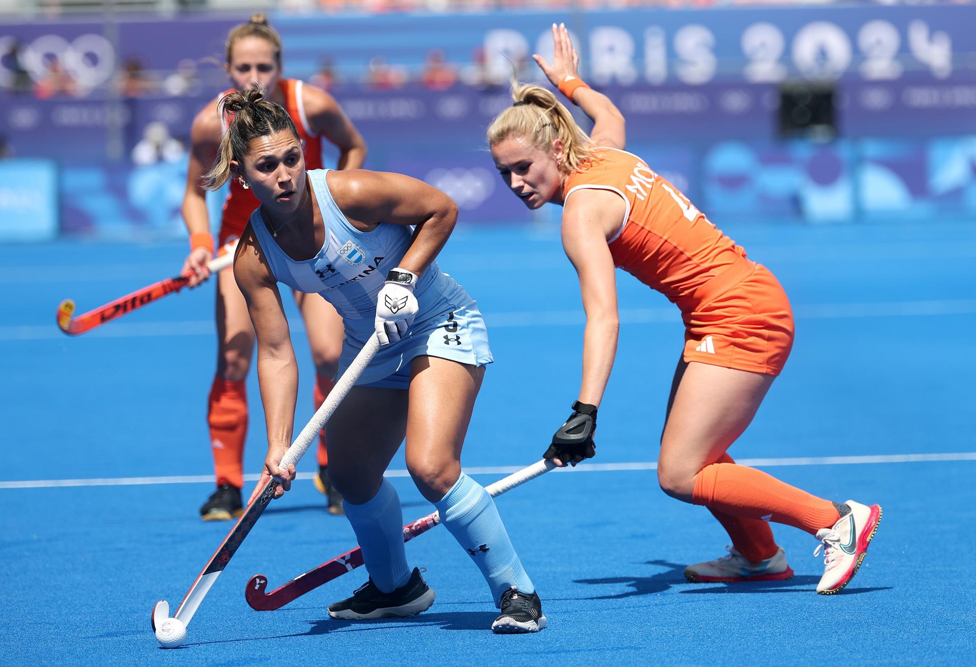 Colombes (France), 07/08/2024.- Agustina Gorzelany (L) of Argentina in action against Freeke Moes of the Netherlands during the Women semifinal between the Netherlands and Argentina of the Field Hockey competitions in the Paris 2024 Olympic Games, at the Yves-du-Manoir Stadium in Colombes, France, 07 August 2024. (Francia, Países Bajos; Holanda) EFE/EPA/CHRISTOPHE PETIT TESSON