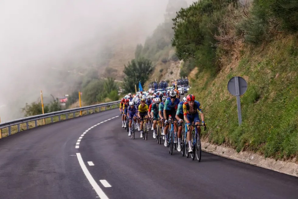 El pelotón ciclista durante la decimocuarta etapa de la Vuelta ciclista a España.