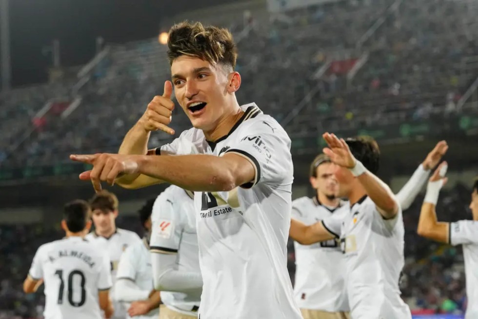 El centrocampista del Valencia, Pepelu, celebra un gol en el Estadio Olímpico Lluis Companys.