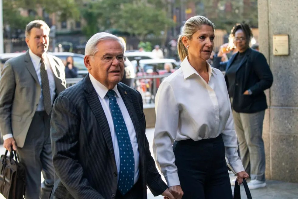 El senador estadounidense Bob Menéndez (i) y su esposa, Nadine Menéndez, llegan a un tribunal de Manhattan, Nueva York (EE.UU.), este 27 de septiembre de 2023. EFE/Eduardo Muñoz