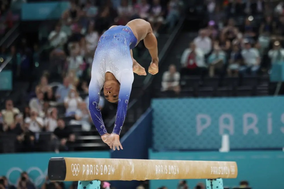 La estadounidense Simone Biles compite en la final de barra de las competiciones de Gimnasia artística en los Juegos Olímpicos de París 2024, en el Bercy Arena de París, Francia.